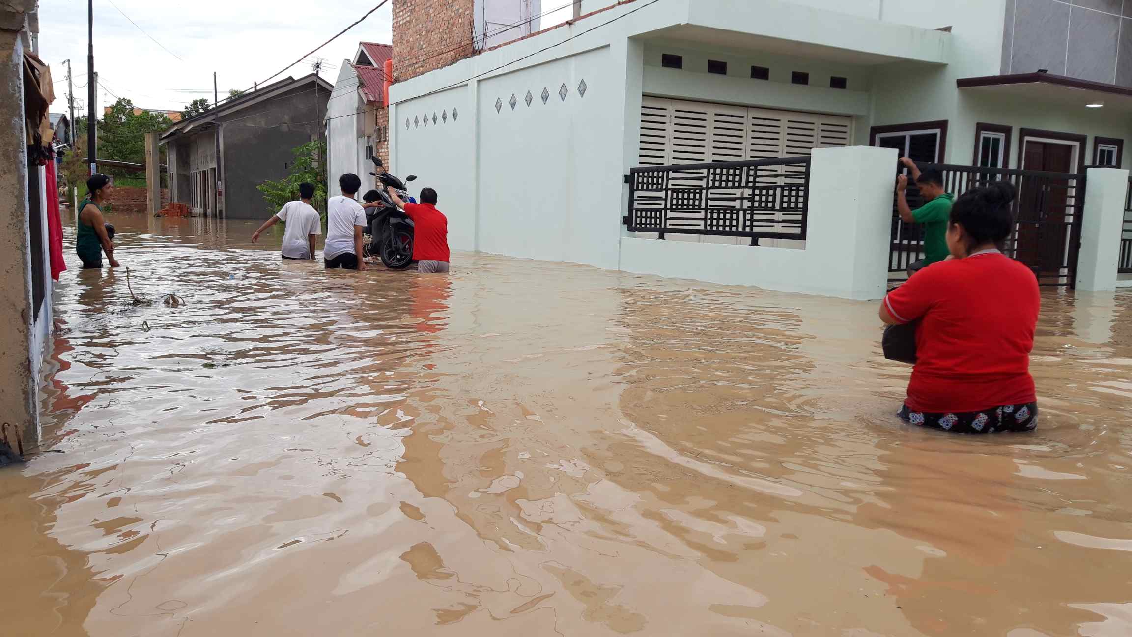 Banjir pada Kamis (22/4/2021) di Perumahan Dwi Beringin Indah Tahap IV, Kelurahan Sungaisibam, Kecamatan Binawidya, Kota Pekanbaru, akibat tanggul Sungaisibam jebol