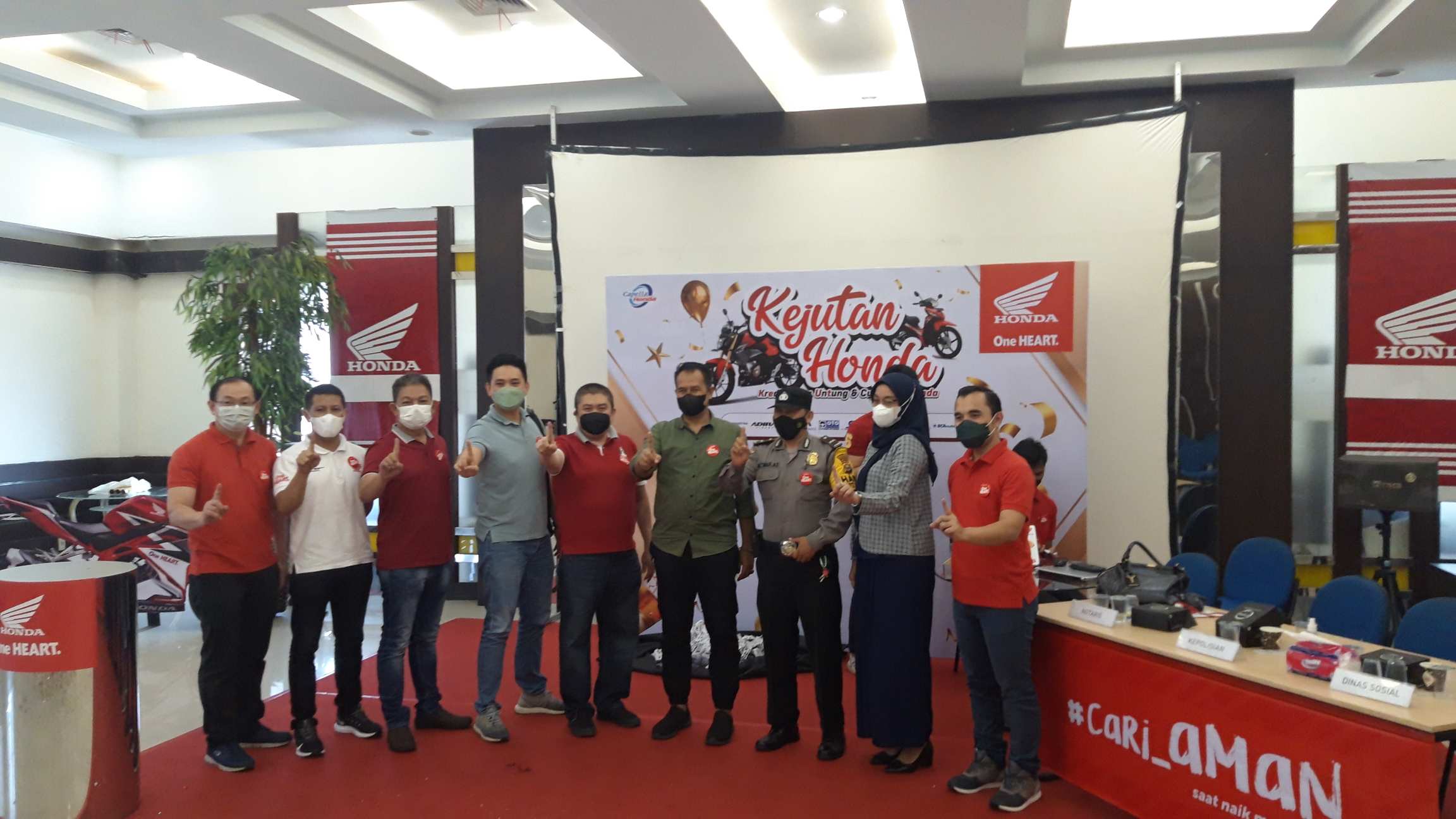Foto bersama usai pencabutan undian di lantai 4 Main Dealer Honda Riau.