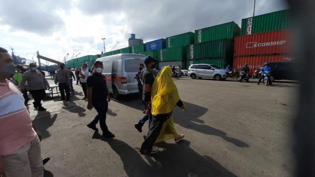 Wanita berinisial E digelandang petugas saat sampai di Pelabuhan Batuampar, Batam. (batamnews)