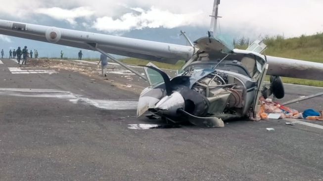 Kecelakaan pesawat perintis di Bandara Aminggaru Ilaga Papua, Senin (25/10/2021) pagi waktu setempat.