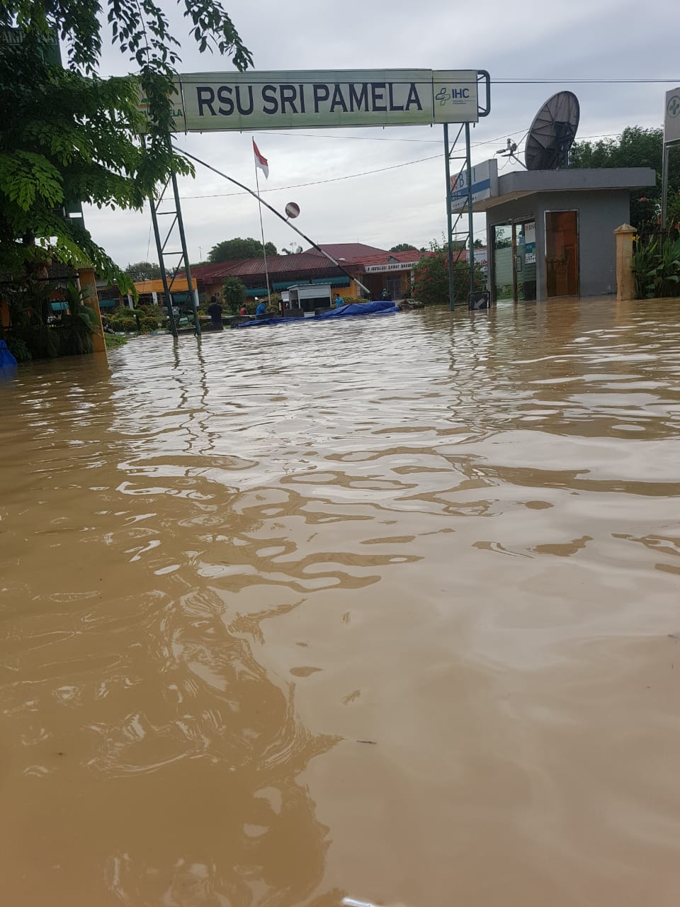 Salah satu fasilitas umum di Kota Tebing Tinggi, Rumah Sakit Umum Sri Pamela, terendam banjir. (foto: ist)