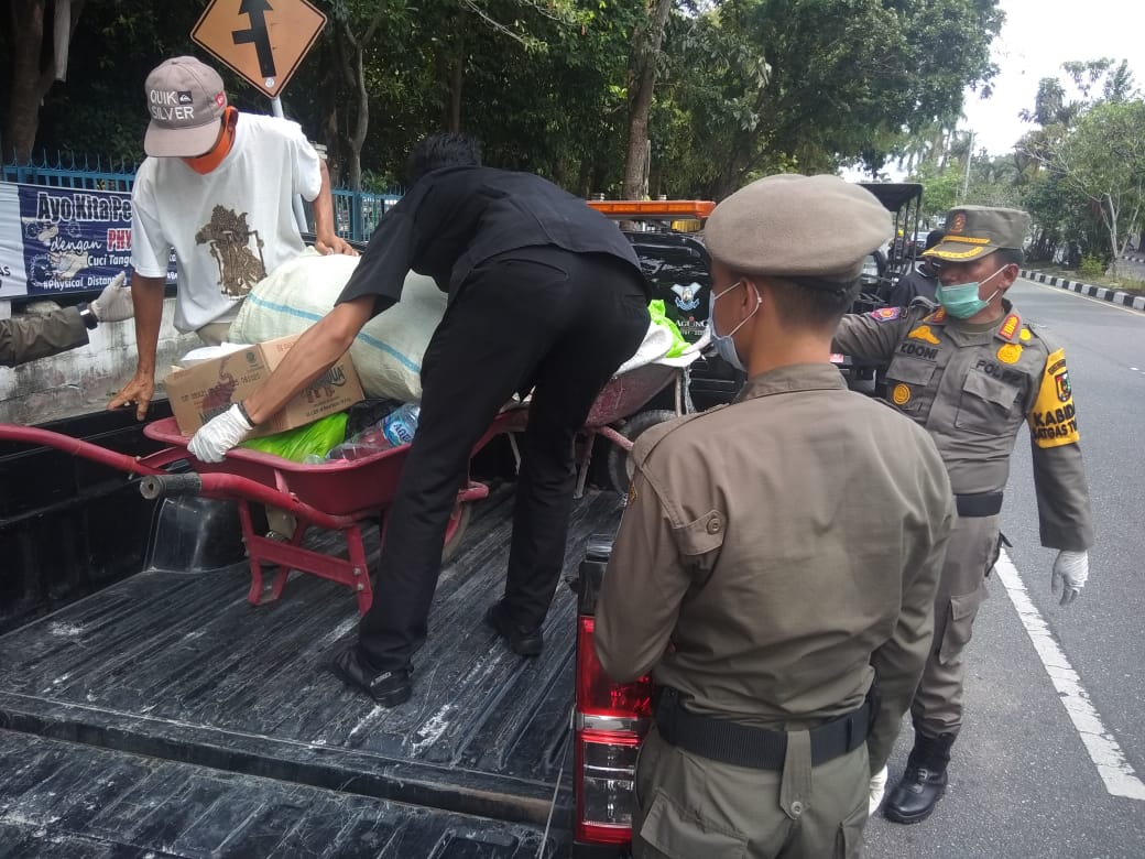 Petugas yang dipimpin Kabid Ops Yendri Doni, mengamankan barang-barang yang di bawa Gepeng sebagai alat mengemis. 