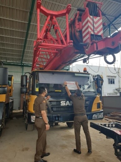 Petugas menempel stiker tanda sita terhadap aset penunggak pajak
