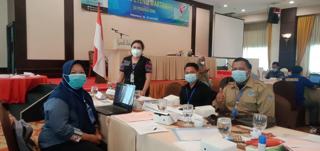 Peserta dari salah satu kelompok foto bersama penguji