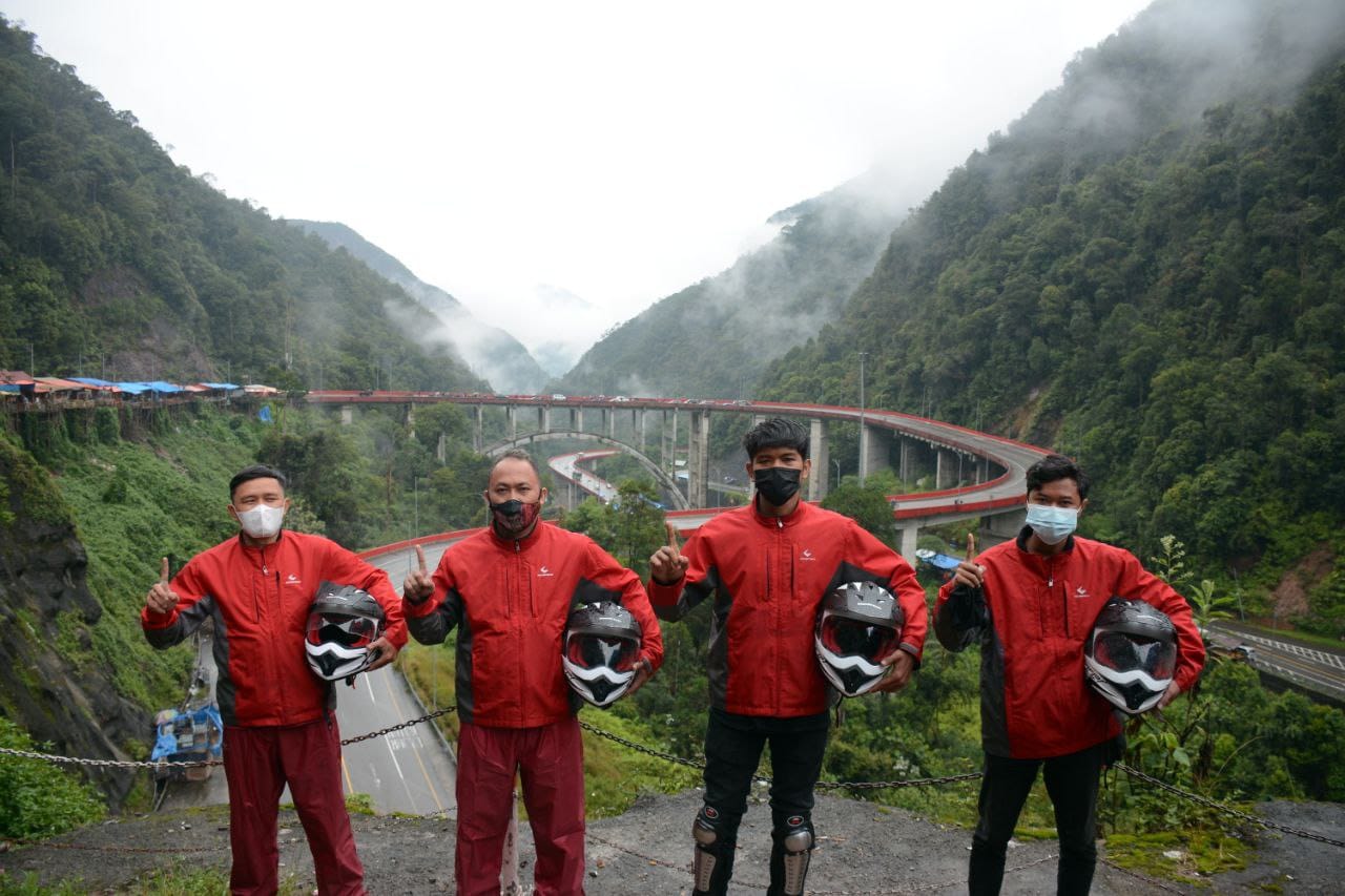 Foto bersama di destinasi wisata Kelok Sembilan