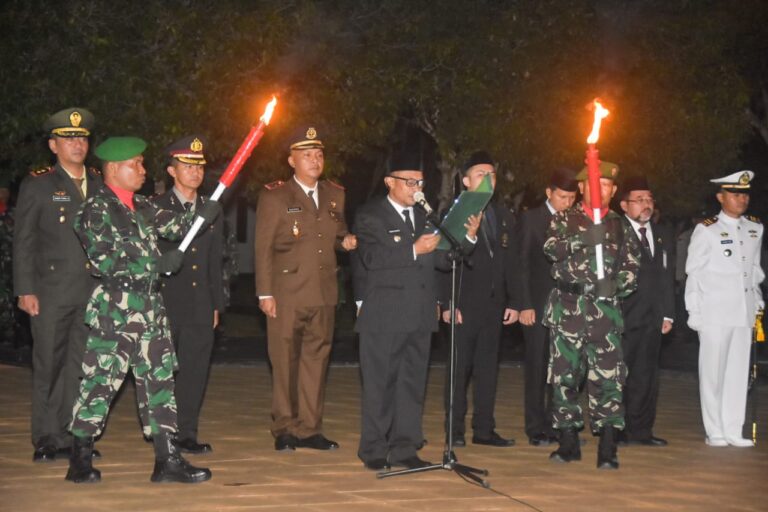Sempena memperhatikan Hari Ulang Tahun (HUT) ke-77 Republik Indonesia (RI), Bupati Bengkalis,diwakili H Bagus Santoso menggelar Apel Kehormatan atau Renungan Suci di Taman Makam Pahlawan Kesuma Kesatria.