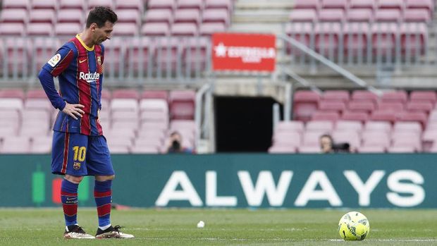 Lionel Messi gagal menghadirkan prestasi besar untuk Barcelona pada musim lalu. (int) 