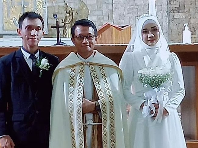 Kisah pengantin menikah beda agama. Foto: TikTok @sacha_alya