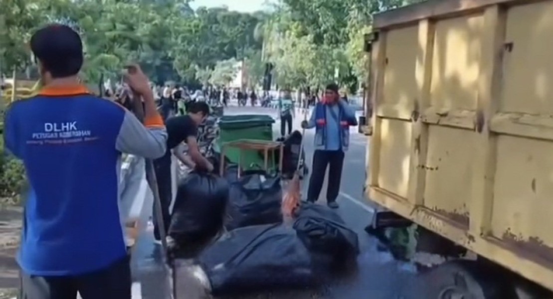 200 Petugas DLHK dan Personel Polri Bersihkan Sampah Usai RBR 2026