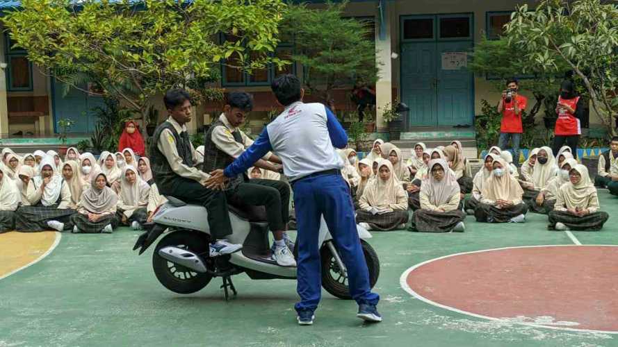 SMA Islam As-Shofa Dapat Edukasi Safety Riding Capella Honda