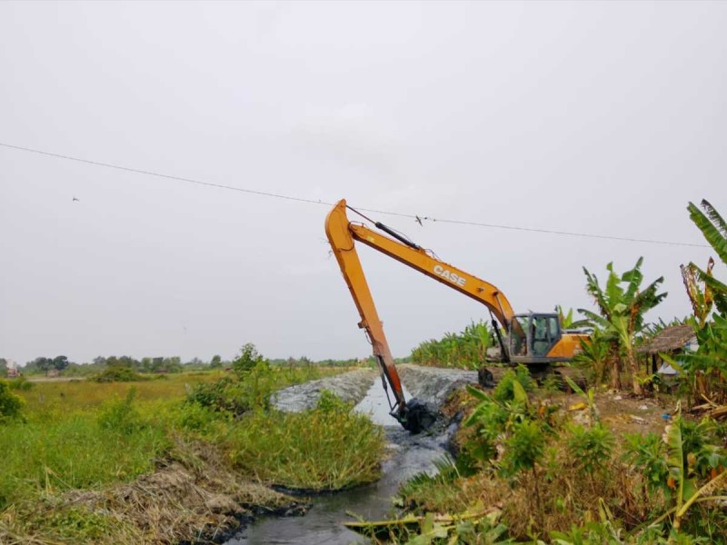 Dua Excavator Dikerahkan, PUPR Rohil Normalisasi Drainase Bangko