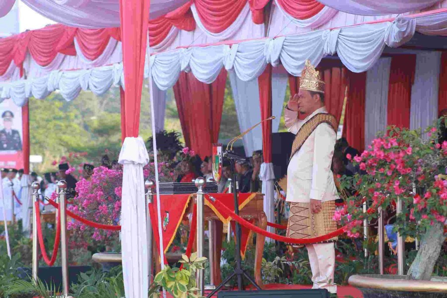 Agung Nugroho Pimpin Penurunan Bendera HUT RI di Pekanbaru