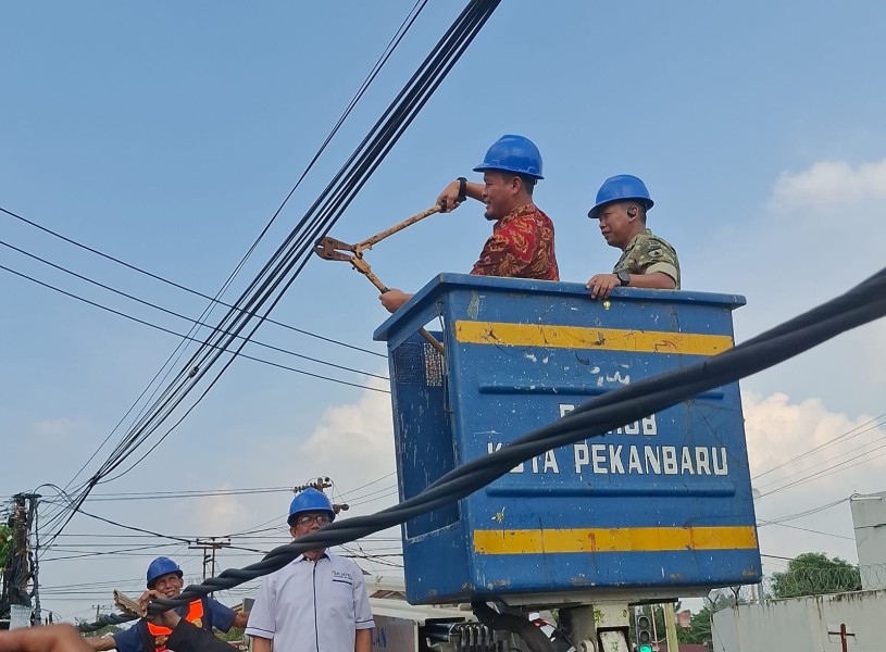 Walikota Pekanbaru Turun Tangan Potong Kabel Semrawut, Provider Diminta Segera Tertibkan Jaringan
