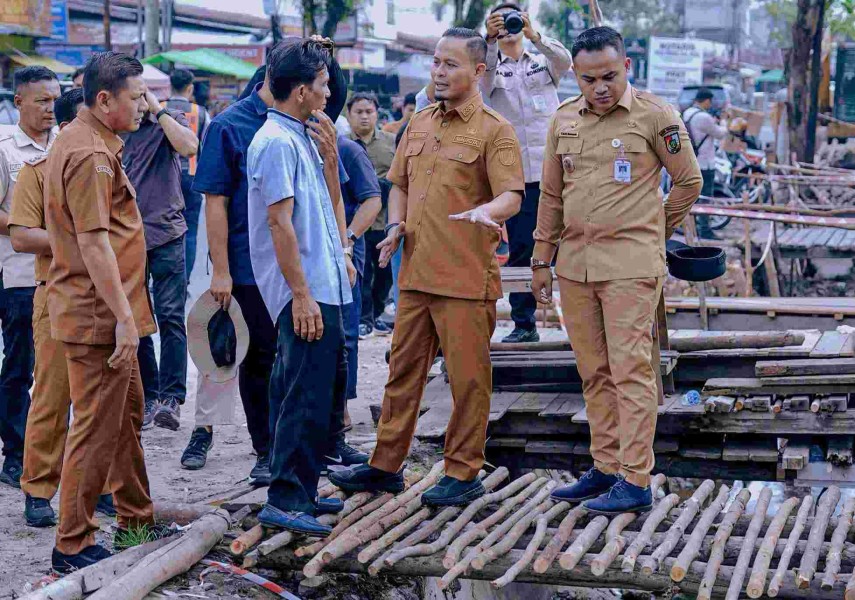 Walikota Pekanbaru Kawal Drainase Jalan Paus, Tekan Genangan saat Hujan