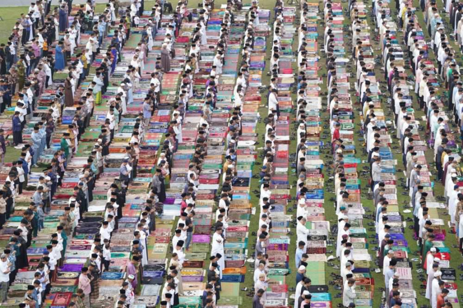 Ribuan Umat Muslim Salat Idulfitri di Halaman Polda Riau