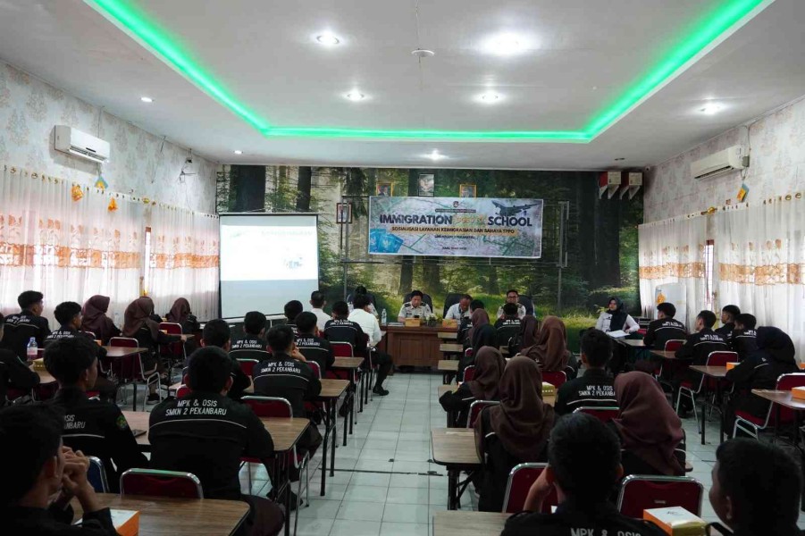 Imigrasi Pekanbaru Edukasi Pelajar SMKN 2 tentang Layanan Keimigrasian dan Bahaya TPPO
