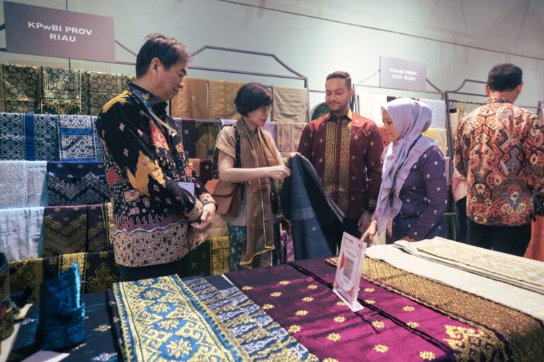 UMKM Riau Bawa Wastra Lokal ke Panggung Nasional