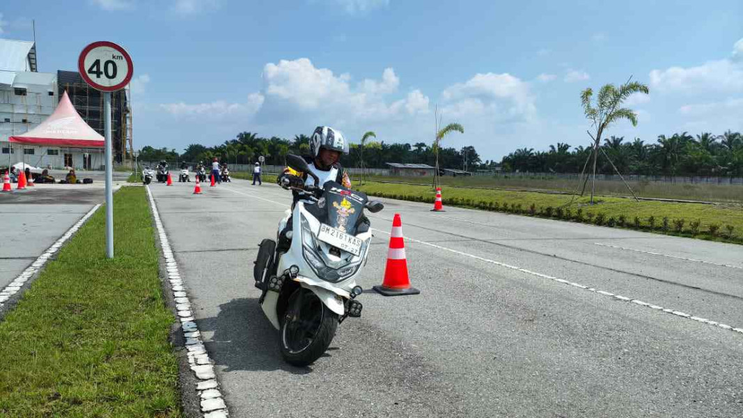 Komunitas PCX Training Safety Riding Tajaan CDN Riau