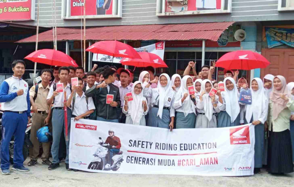 Kurangi Kecelakaan, Capella Honda Edukasi Berkendara di SMK Migas Inovasi Riau