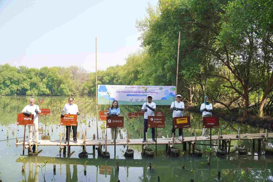 Zurich bersama Rekanan Dorong Pelestarian Lingkungan Lewat Gerakan Tanam Mangrove