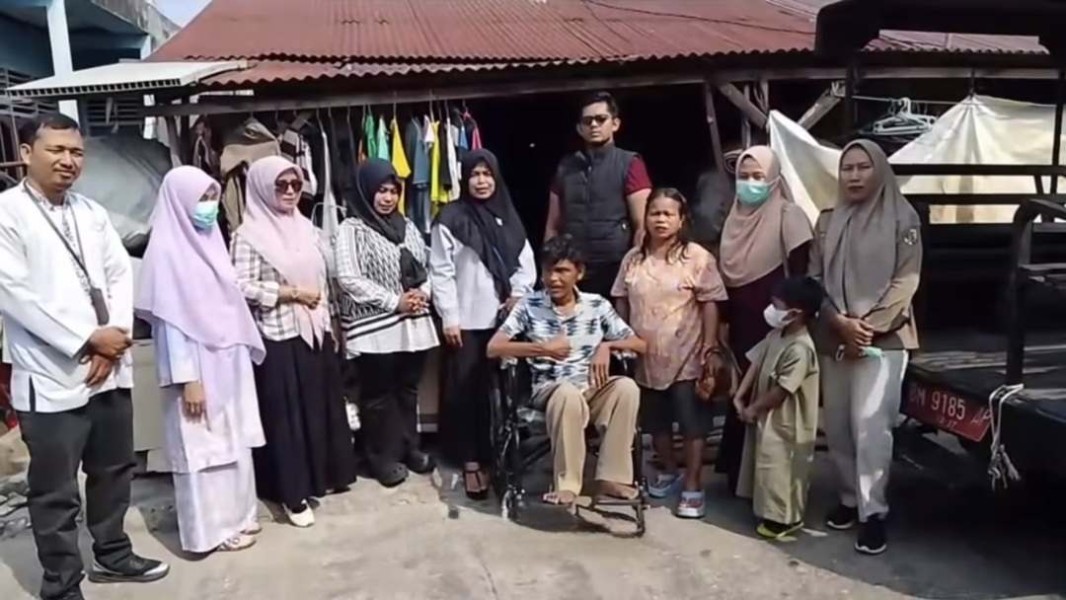 Pemko Pekanbaru Salurkan Kursi Roda untuk Warga Tobek Godang