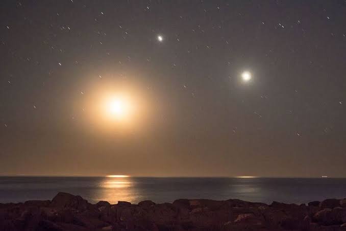 Fenomena tripel konjungsi Bulan, Jupiter, dan Saturnus Hiasi Langit Indonesia