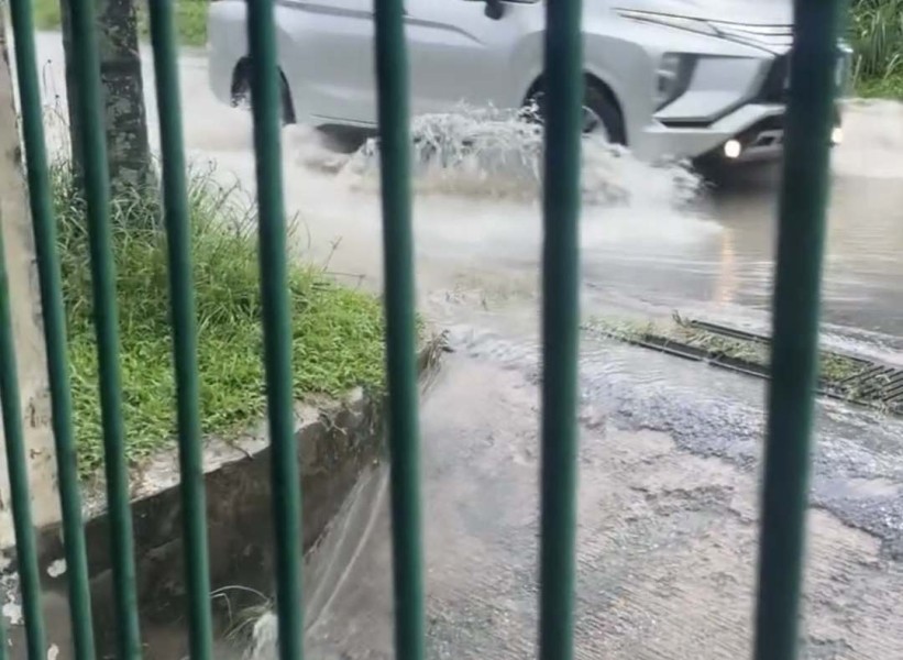 Warga Rumbai Timur Keluhkan Drainase Jalan Pramuka, Air Justru Mengarah ke Rumah