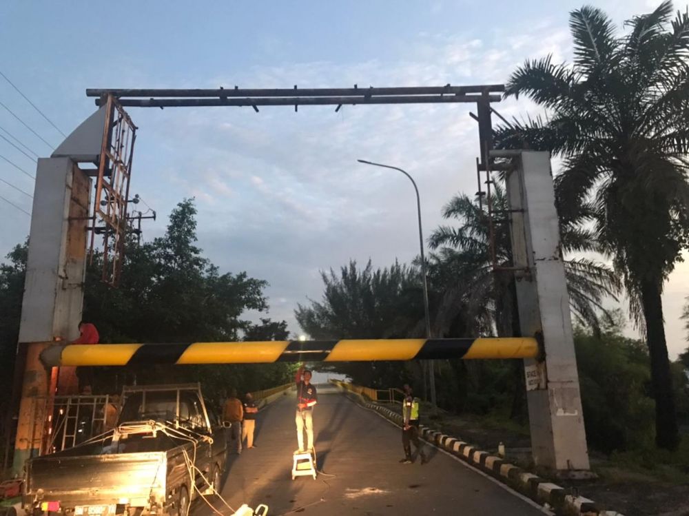 Petugas Bina Marga PUPR Riau Pasang Besi Portal Jembatan Leigthon yang Hampir Jatuh