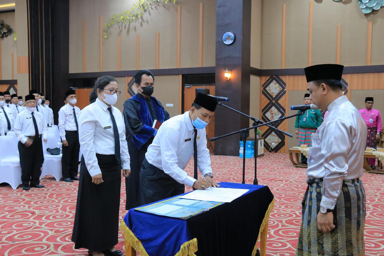 Sekda Pekanbaru Serahkan 75 SK PPPK
