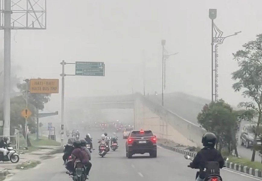 Pagi Ini Asap Tebal Selimuti Pekanbaru, Warga Kembali Terpapar Polusi