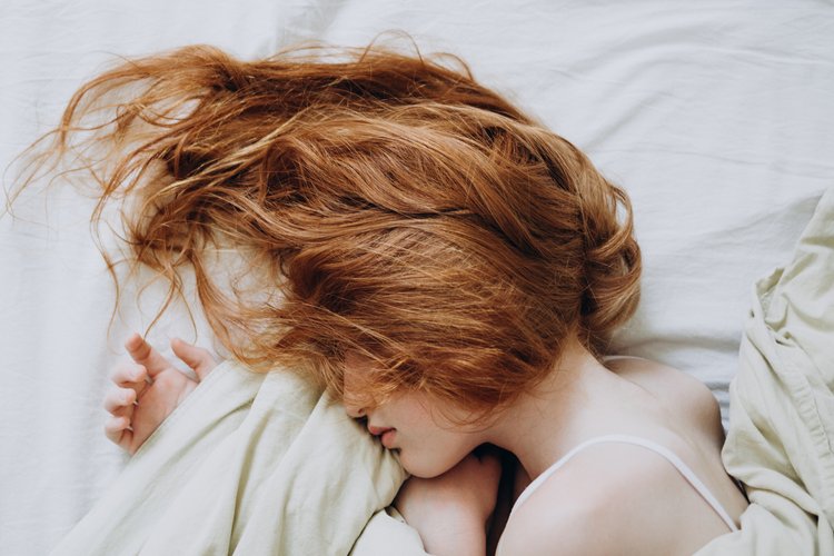 Rekomendasi Posisi Tidur yang Minim Picu Kerutan di Wajah Menurut Ahli