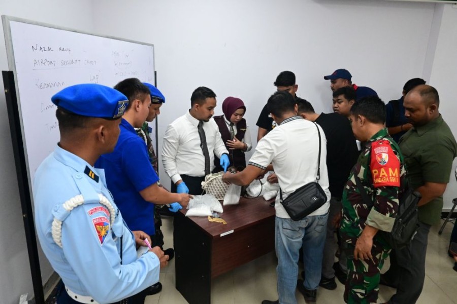 Bandara SSK II Pekanbaru Gagalkan Pengiriman 2 Kilo Sabu ke Kendari