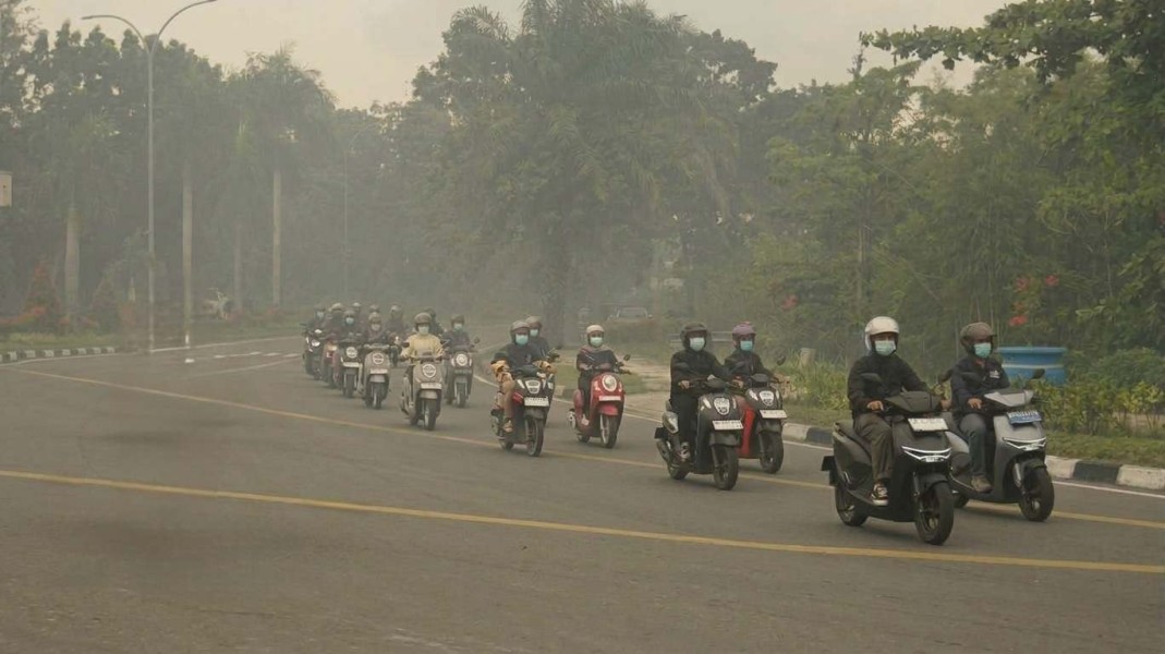 Asap Pekat di Jalan, Pengendara Sepeda Motor Honda Diminta Jangan Asal Nyalakan Hazard