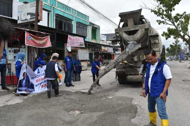 Partai Demokrat Gotong Royong Perbaiki Jalan Berlubang di Pekanbaru