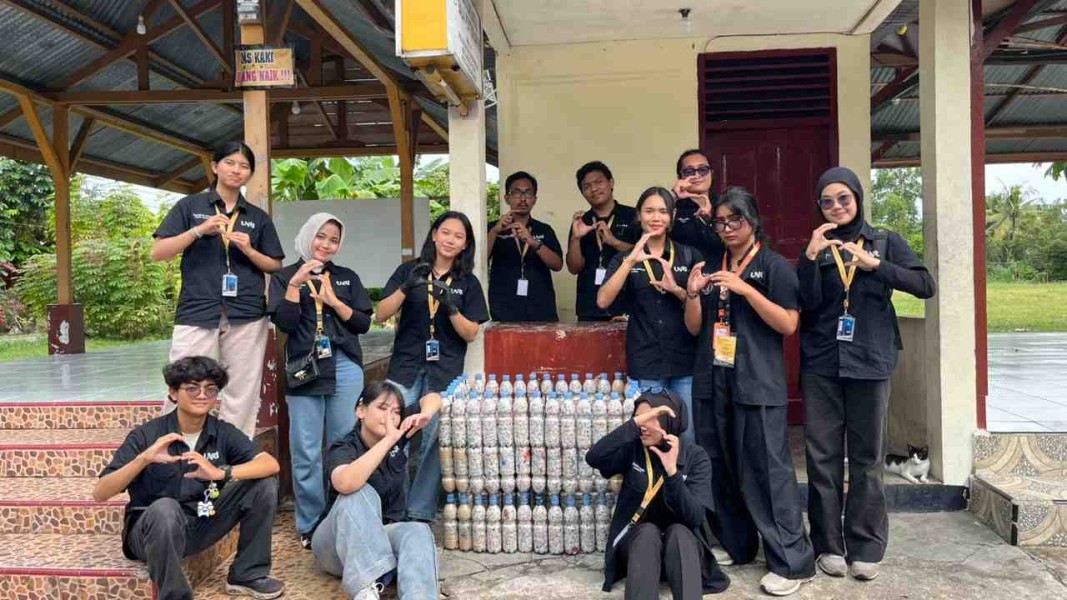 Mahasiswa FISIP Unri Olah Sampah Plastik Jadi Tong Sampah Ecobrick