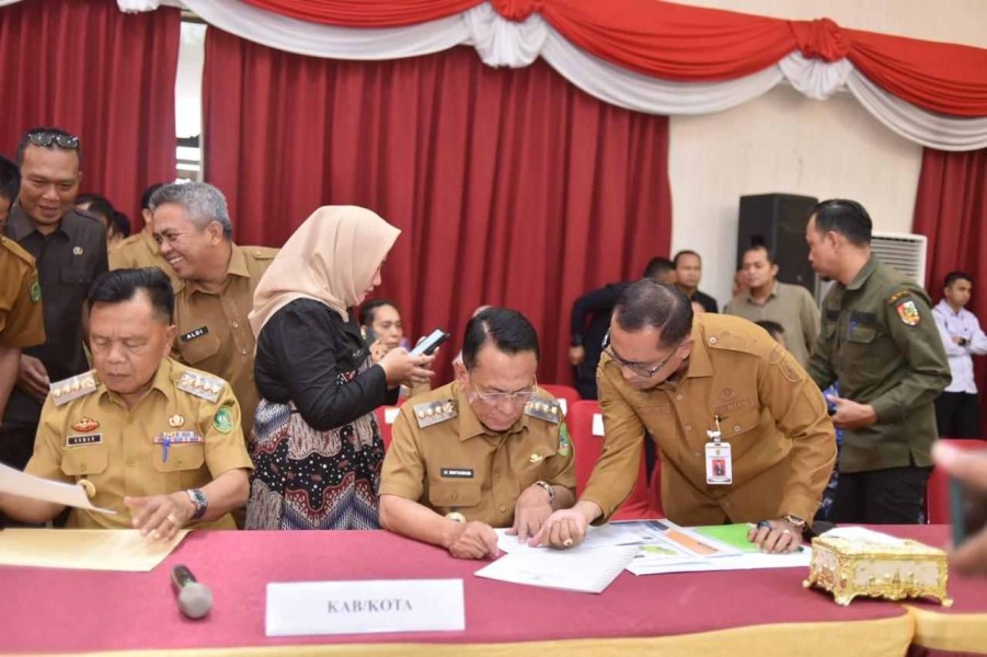 Hadiri High Level Meeting TPID se-Riau, Bupati Rohil Minta Kuota Minyak Solar Ditambah