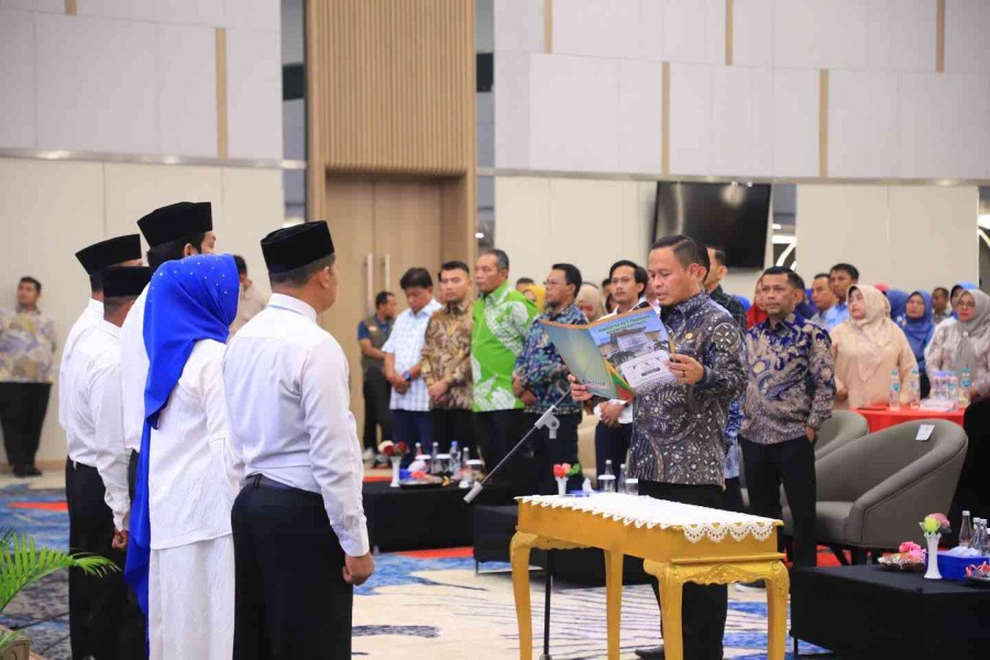 Walikota Kukuhkan Pengurus RT/RW se-Kecamatan Bukit Raya, Tekankan Pelayanan Warga Harus Cepat dan Tepat
