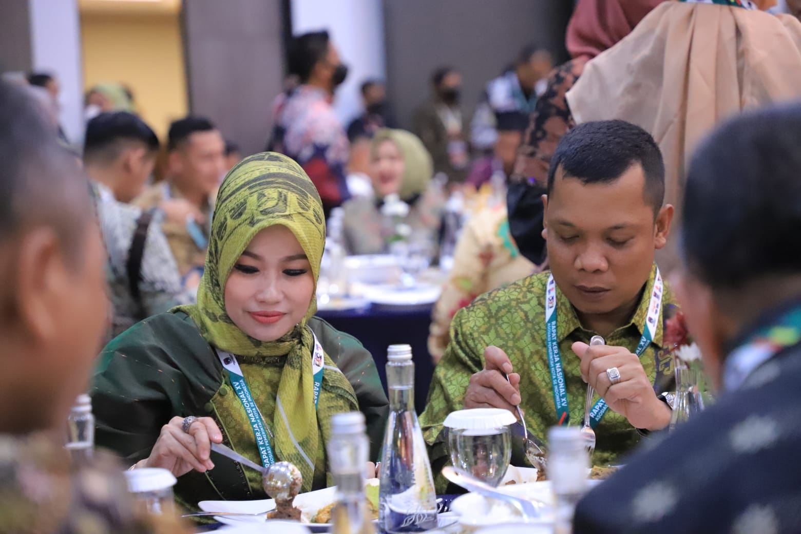Muflihun dan Istri Hadiri Raker Apeksi di Padang, Pemko Pekanbaru Kenalkan UMKM
