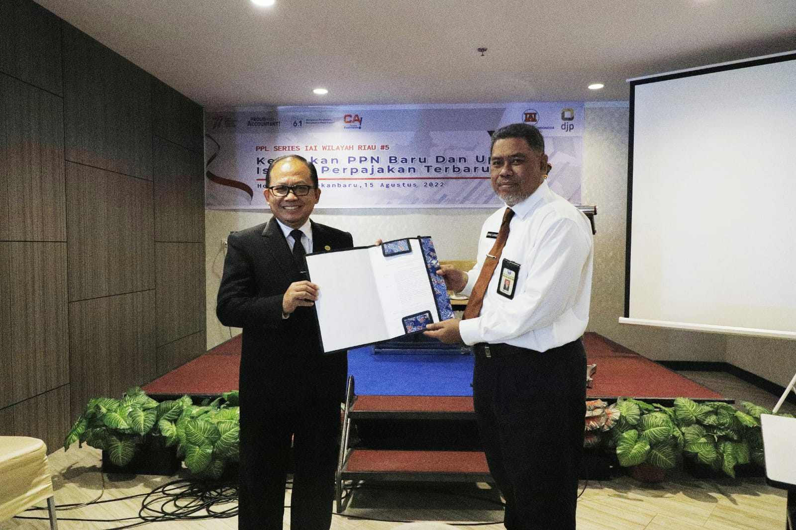 Kukuhkan Ketua IAI Wilayah Riau sebagai Relawan Pajak, Kepala DJP Sebut Peran Akuntan Sangat Penting