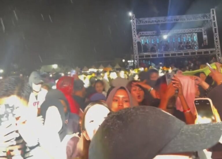 Hujan Abu Vulkanik Warnai Konser Kotak di Bukittinggi, Penonton Sempat Bingung