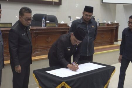 Rapat Paripurna ke-22, Bupati Inhil Tandatangani Ranperda RPJMD Tahun 2025-2029