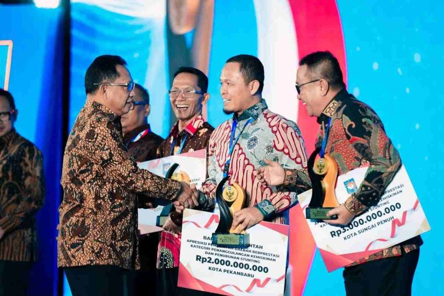 Berhasil Tingkatkan PAD, Walikota Agung Terima Penghargaan Mendagri