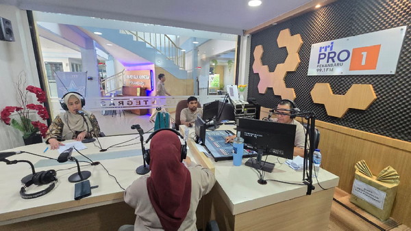 Anggota DPR-RI Karmila Sari Jadi Penyiar Tamu Hari Jadi RRI ke-80