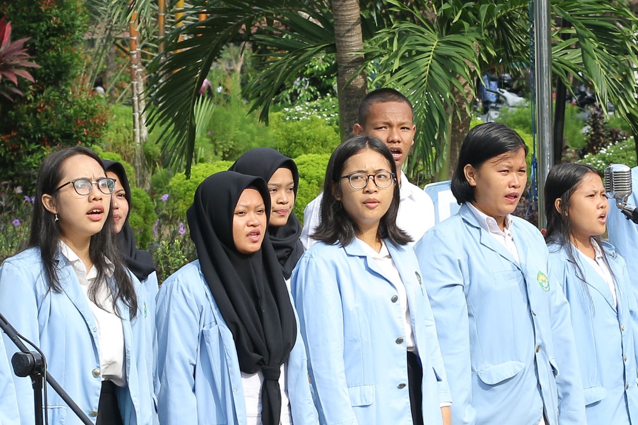 Mahasiswa KKN Relawan Covid-19 UNRI Bagi Masker Warga Pinang Sebatang