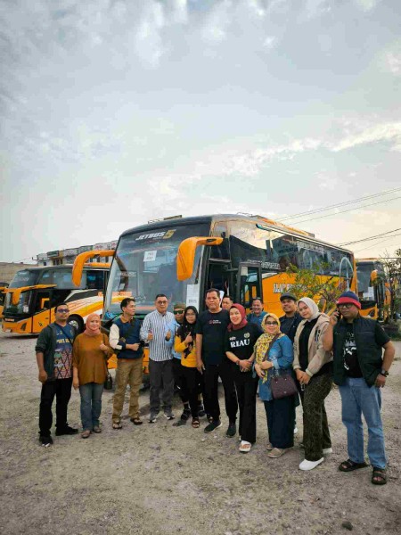 Raja Isyam Lepas Rombongan PWI Riau ke HPN Banten