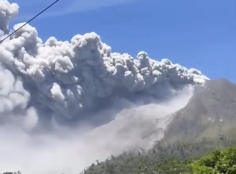 Gunung Sinabung Erupsi, Abu Vulkanik Membubung 3,5 Kilometer