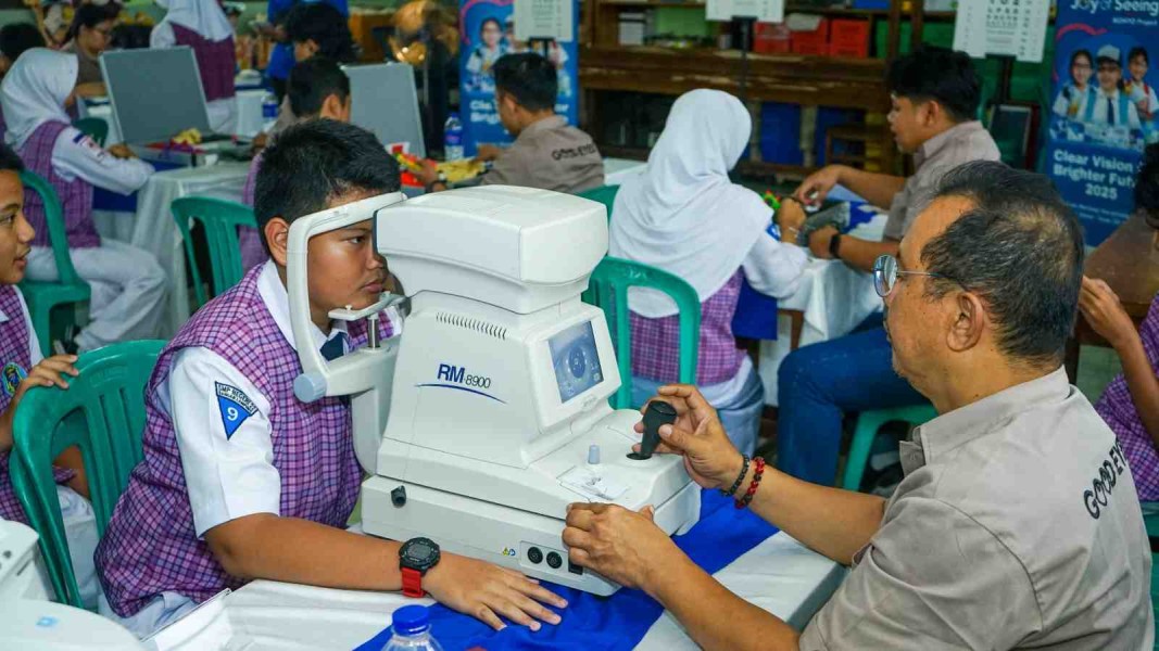 ROHTO Peduli Kembali Bagikan 1.200 Kacamata Gratis Peringati Hari Penglihatan Dunia 2025