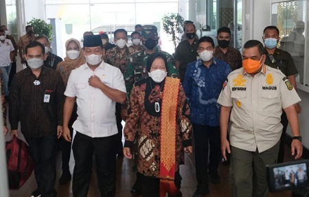 Mensos Minta Bank Penyalur Bansos di Riau Segera Buka Blokir Kartu Penerima Manfaat