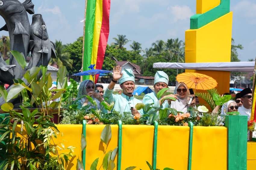 Hadiri MTQ ke-44 Riau di Kuansing, Walikota Agung Lepas Perahu Hias dan Tinjau Bazar UMKM Pekanbaru