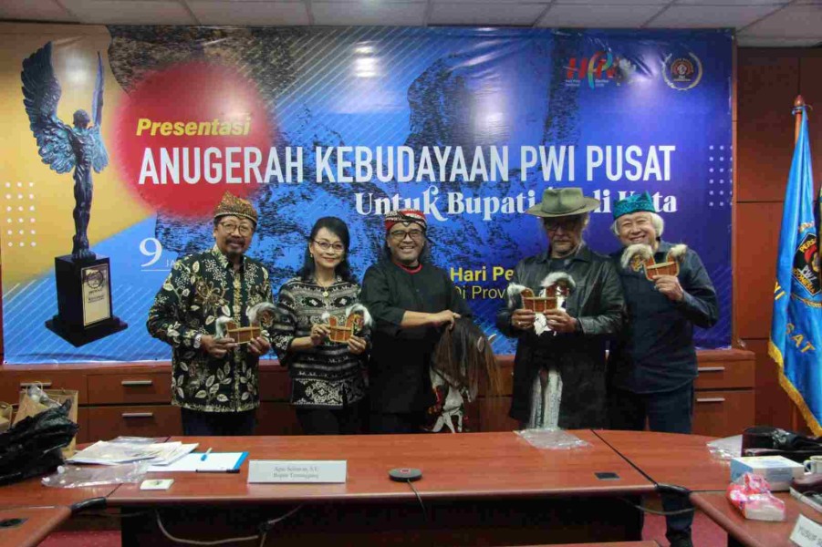 Sepuluh Kepala Daerah dan Tiga Wartawan Raih Trofi Abyakta di HPN 2026